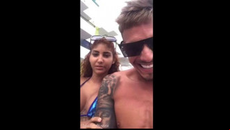 Casal em resort transando no banheiro público