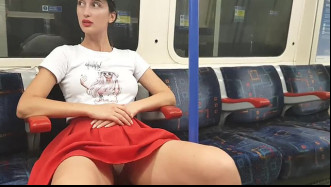 Safada no trem mostrando calcinha