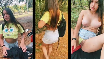 Novinha pelada no mato